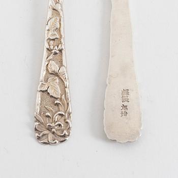 A set of three Japanese silver knifves, early 20th Century.