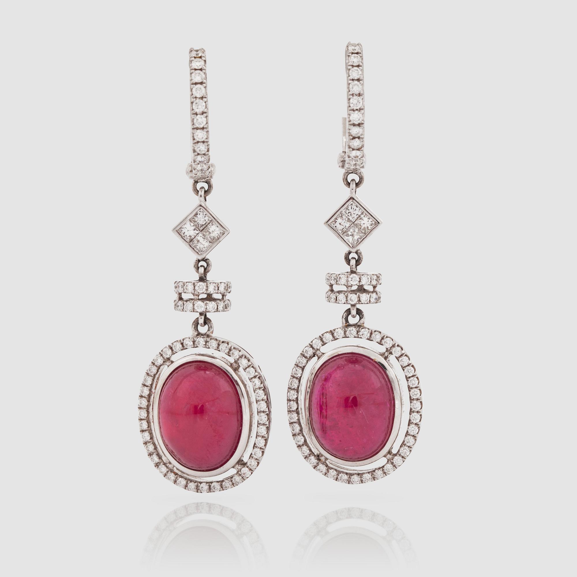 ÖRHÄNGEN med cabochonslipade rubiner totalt ca 17.35 ct samt briljantslipade diamanter totalt 1.21 ct.