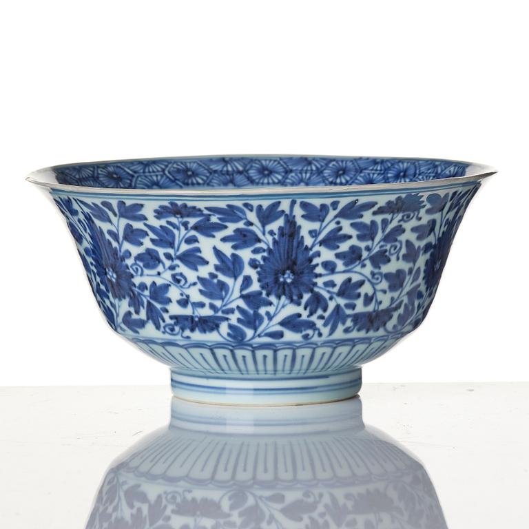 A Chinese blue and white bowl, Qing dynasty, around 1800.