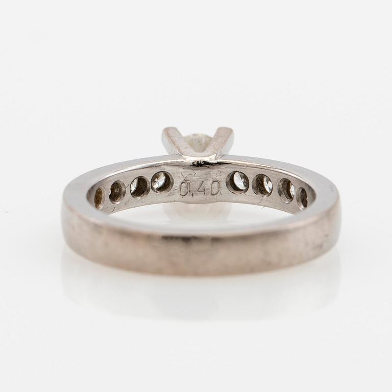 Ring, 18K white gold with brilliant-cut diamonds.