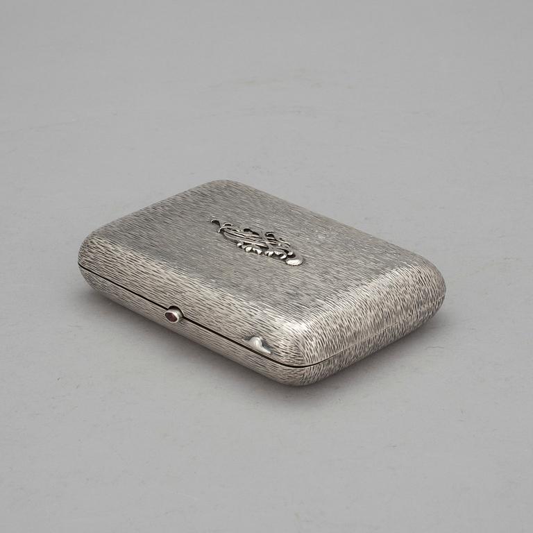 CIGARETTETUI, silver, Nikolay Shepelev, Riga, Lettland. 1902-1919. Vikt ca 325 gram.
