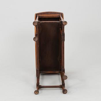 A 20th-century twin-gateleg table, England.