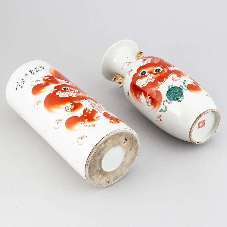 A pair of vases with red buddhist lions, late Qing dynasty, circa 1900.