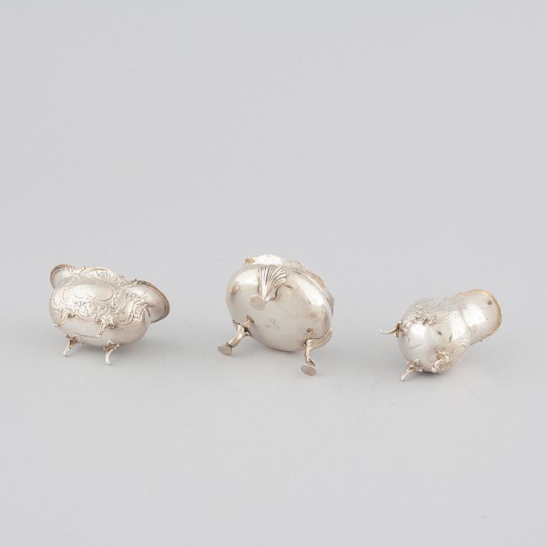 SOCKERSKÅLAR, 2 st samt GRÄDDKANNA, silver, London 1884 respektive Malmö, 1974. Vikt 226 g.