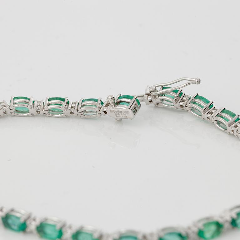 Bracelet 18K white gold with emeralds and brilliant-cut diamonds.