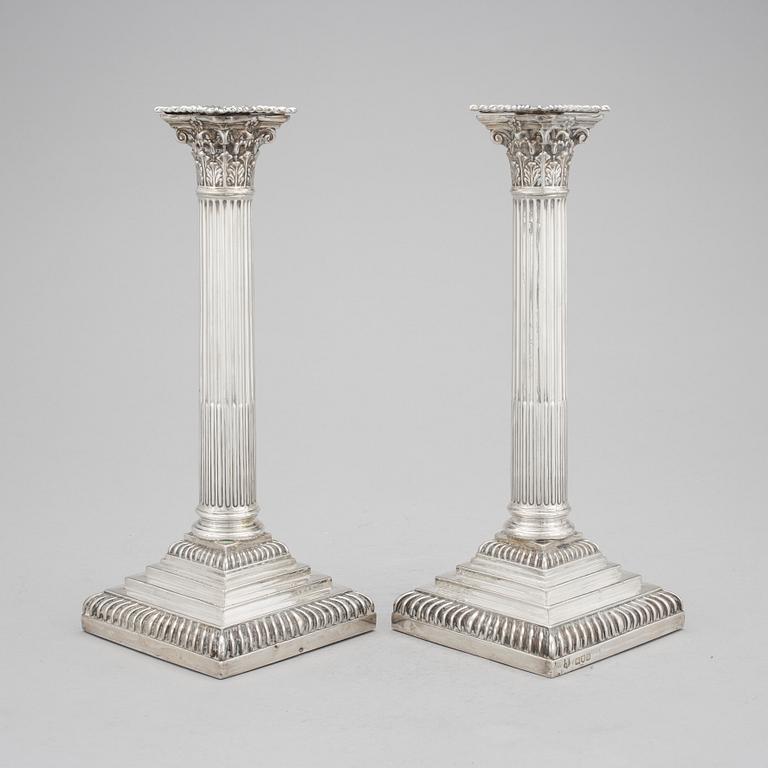 LJUSSTAKAR, ett par, silver, London, England, 1897.