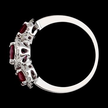 RING, 18 k vitguld, rubiner tot 1.37 ct, briljantslipade diamanter tot 0.45 ct. Vikt 6,3 g.