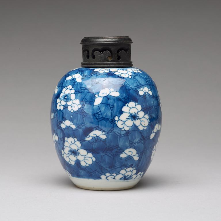 A blue and white jar, Qing dynasty, Kangxi (1662-1722).