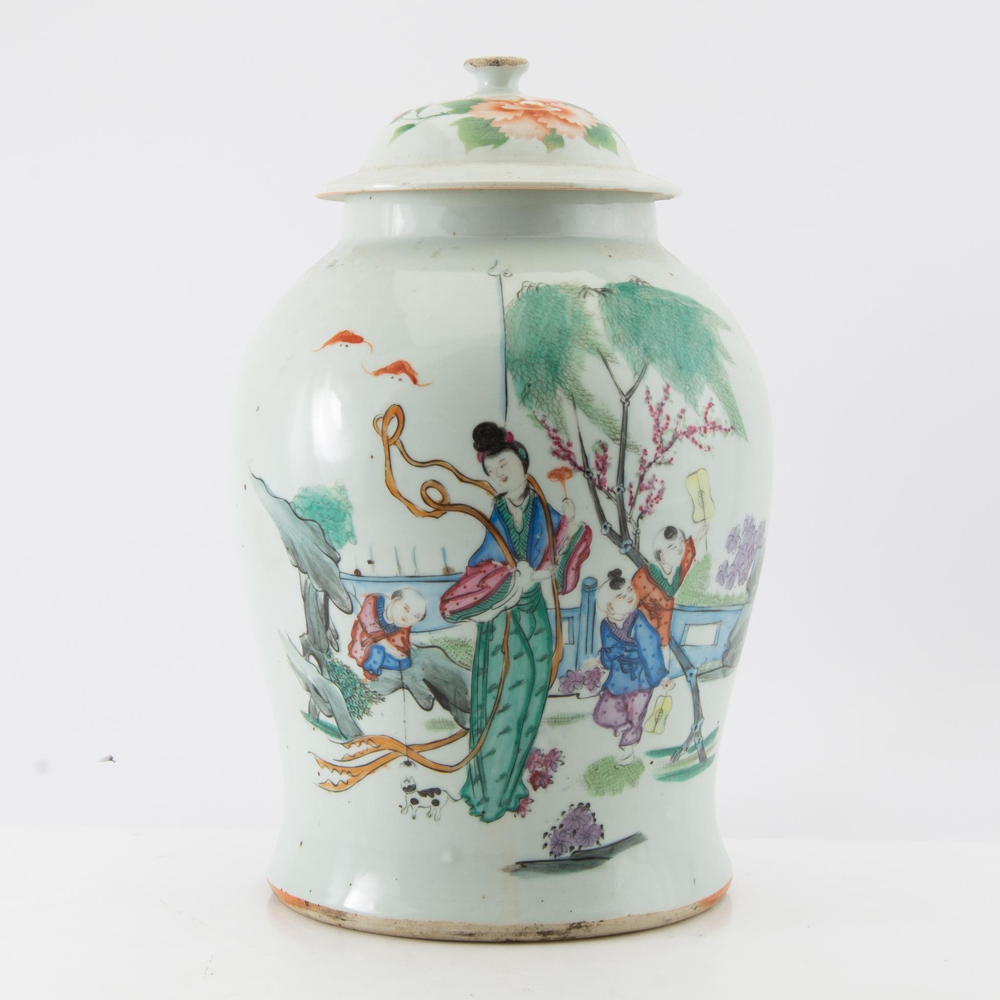 Lockurna Kina 1900-tal porslin.