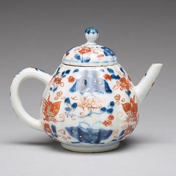 An imari tea pot with cover, Qing dynasty, 18th Century.