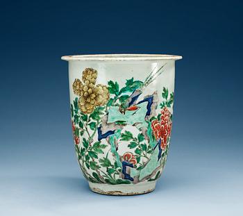 1384. A large famille verte jardiniere, Qing dynasty, Kangxi (1662-1722).