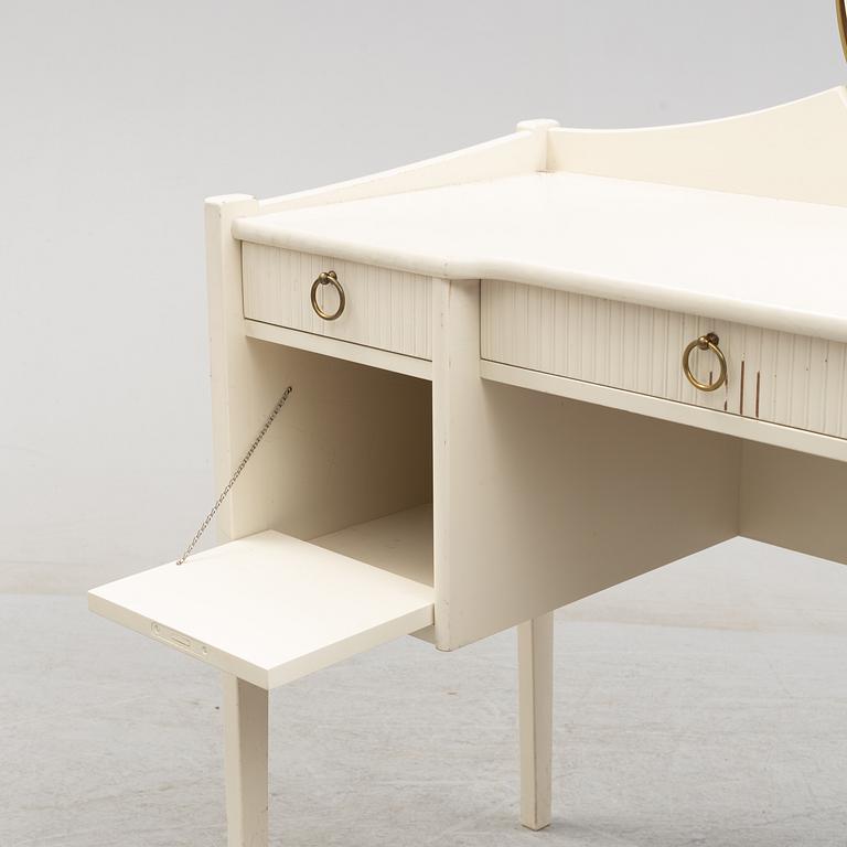 A mid 20th century vanity table.