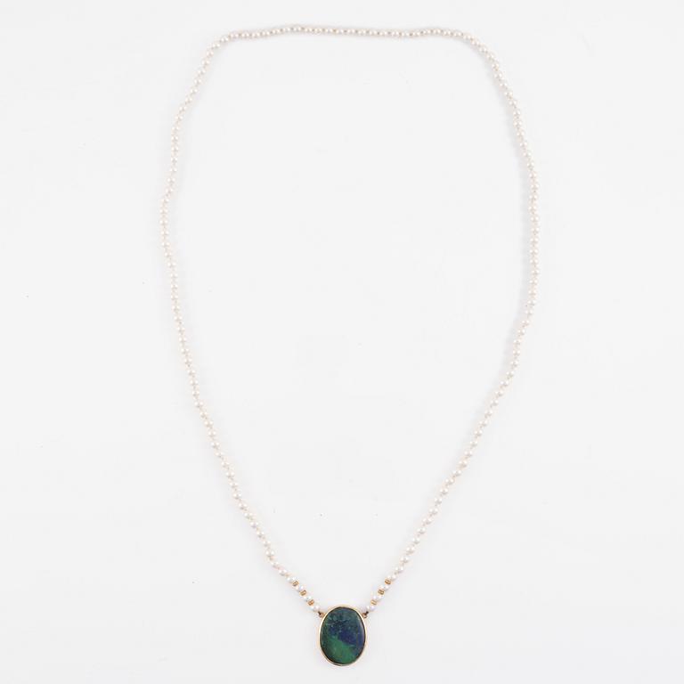 Pearl necklace, cultured pearls with a pendant in gold, probably azurite-malachite.