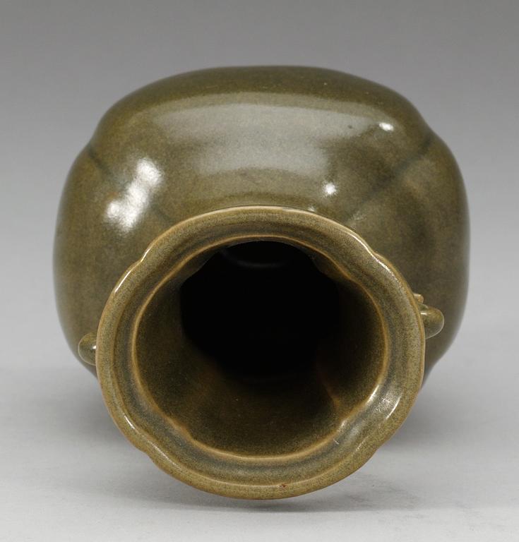 A teadustglazed vase, late Qing dynasty (1644-1912).