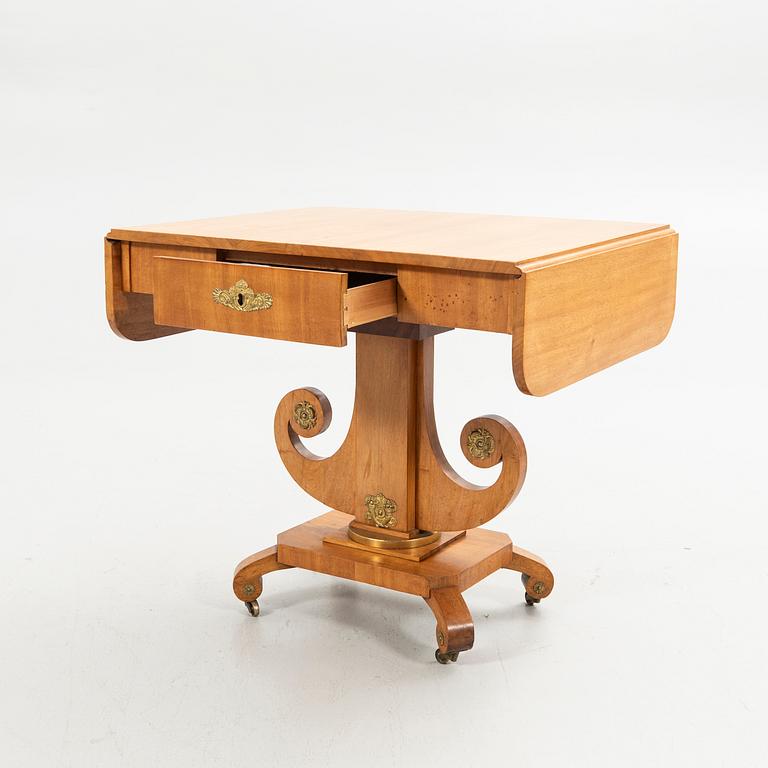 Salon table, Empire.
