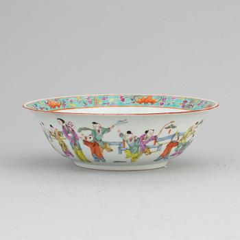 A Chinese famille rose bowl, early 20th century.