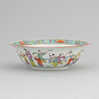 A Chinese famille rose bowl, early 20th century.