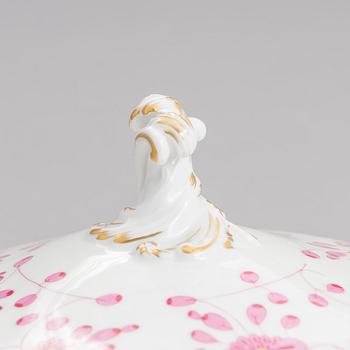 A 77-piece set of Meissen 'Indische malerei' porcelain tableware from the latter half of the 20th century.