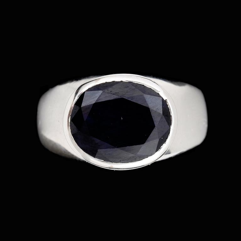 RING, sterling silver med oval fasettslipad blå safir ca7,19ct enl cert, cert GIS india medföljer.