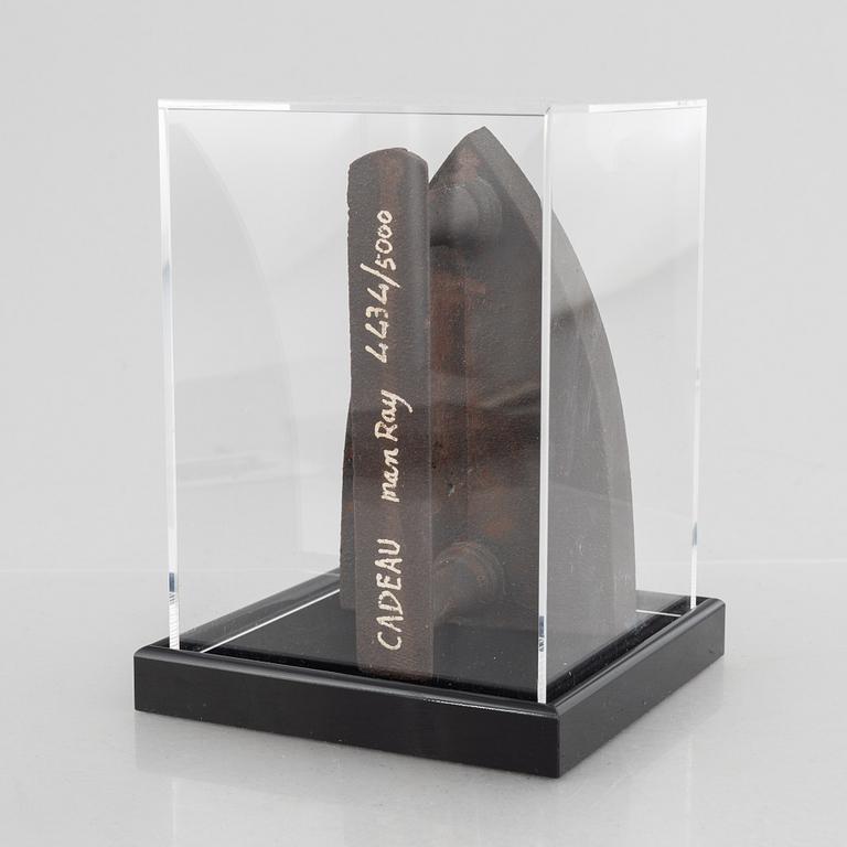 Man Ray, "Cadeau".
