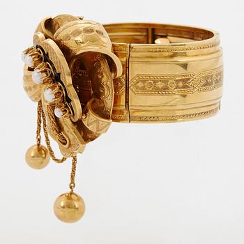 An 18K gold Möllenborg bracelet set with half pearls and with enamel decoration.