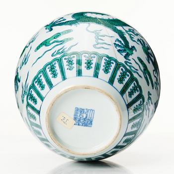 Urna med lock, porslin. Qing dynastin med Qianlongs märke och period (1736-95).