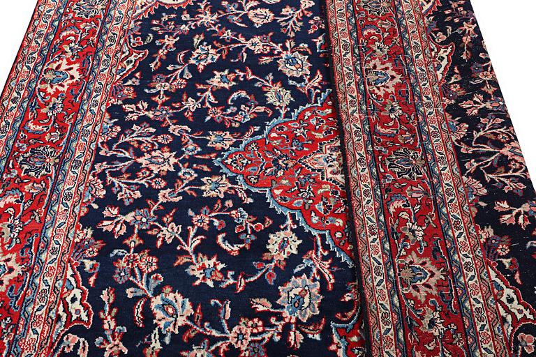 A Hamadan carpet, c. 333 x 217 cm.