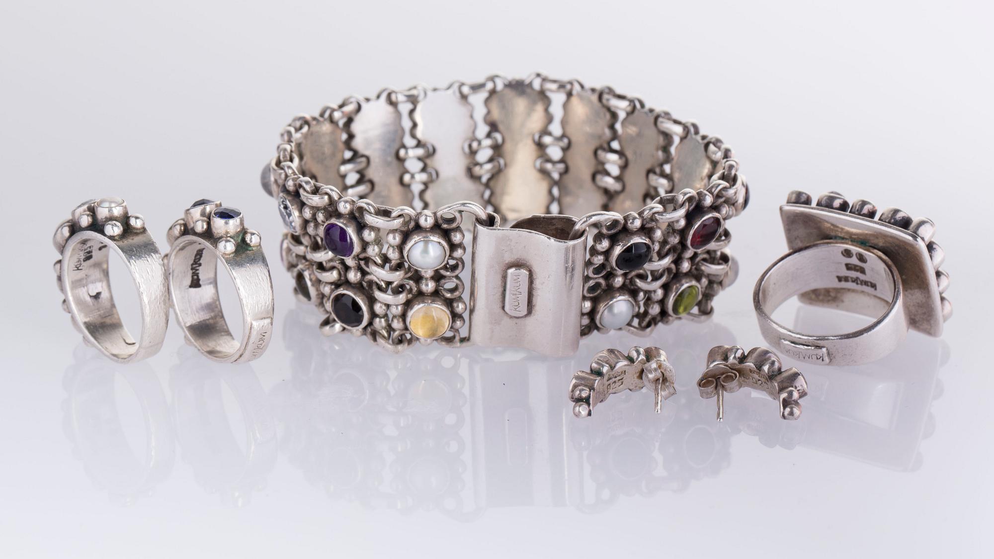 SMYCKEN, KumKum, sterlingsilver, 3 ringar, ett par örhängen samt armband.