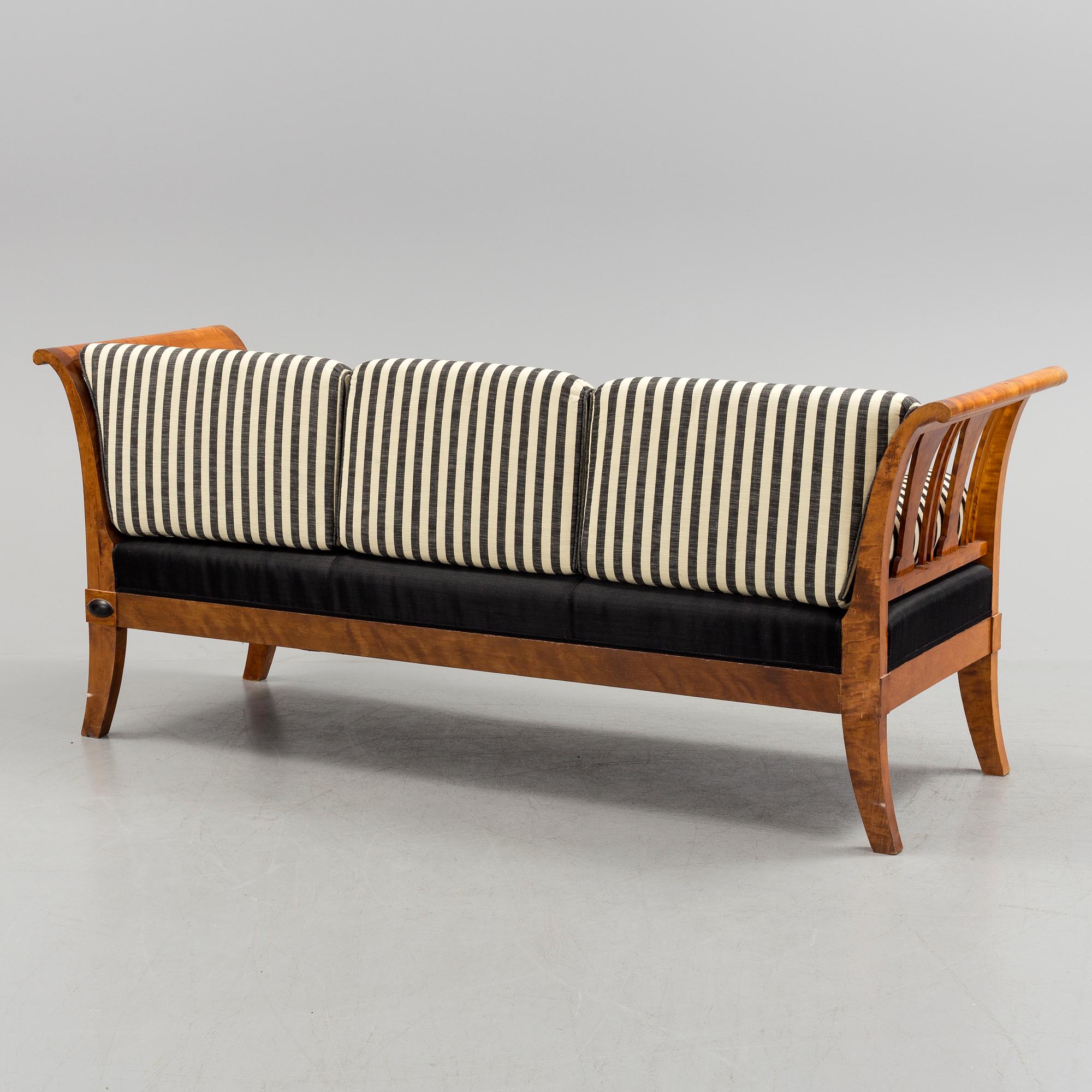 An early 20th century biedermeier-style chaise lounge.