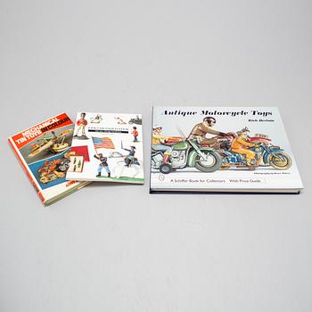 12 books about tin toys.