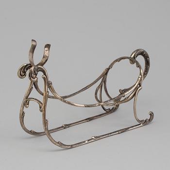 A PLATE BOTTLE STAND, 19th century.
