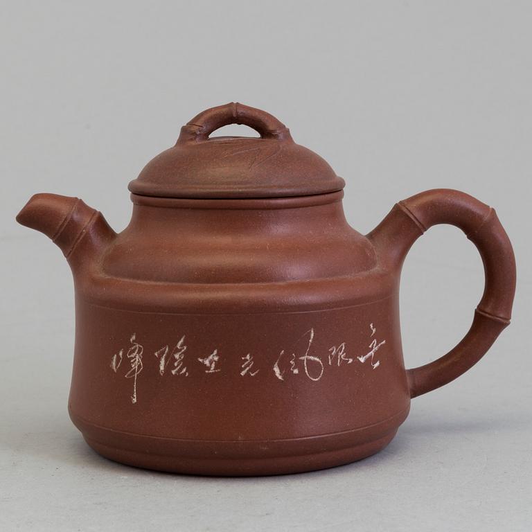 A Chinese yixing teapot with cover, 1960/70s.