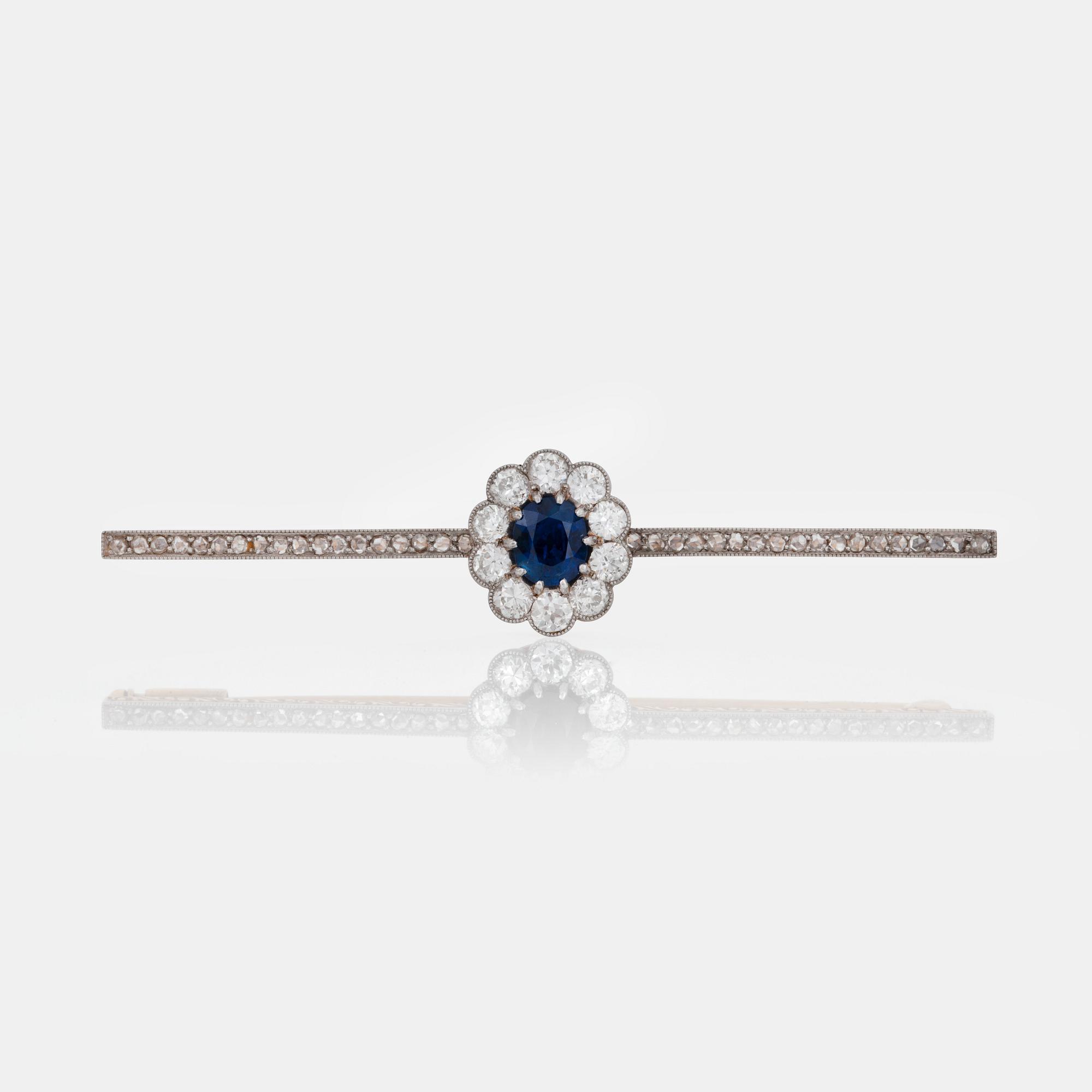 BROSCH, med fasettslipad safir, ca 1.02 ct, samt gammal och rosenslipade diamanter, totalt ca 1.18 ct.