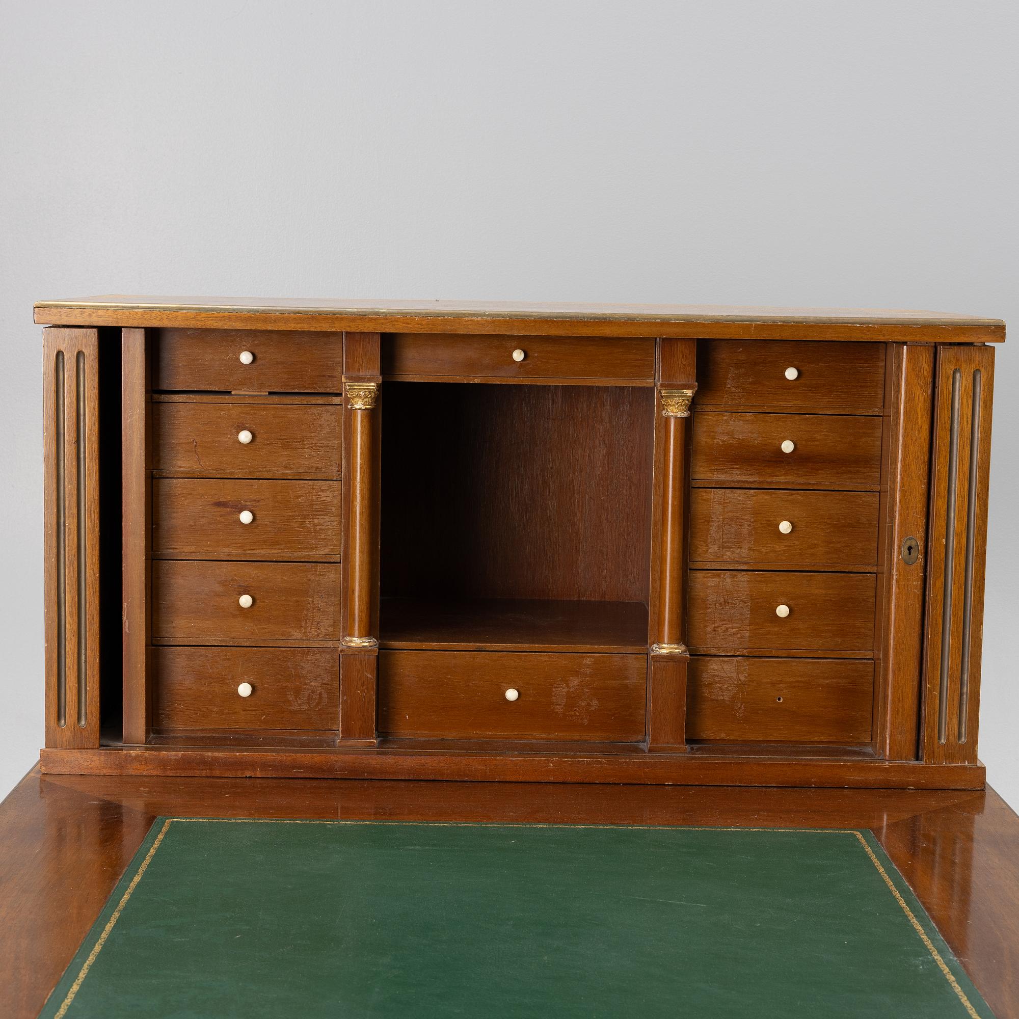 Skrivbord med uppsats, gustaviansk stil, 1900-tal.