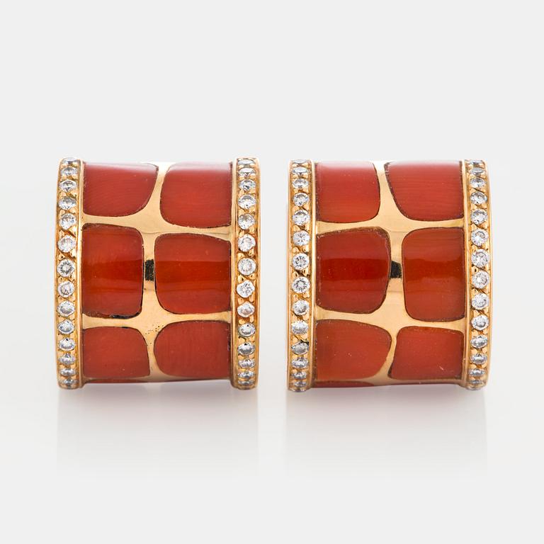 Paul Binder ett par örhängen korall med runda briljantslipade diamanter total vikt ca 0.90 ct.