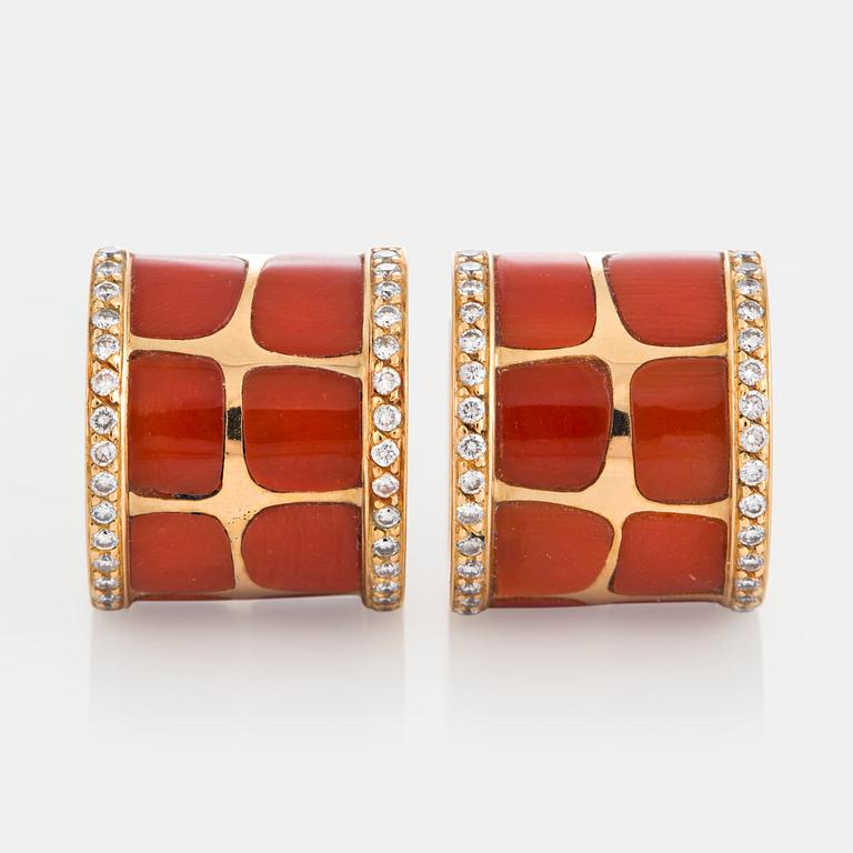 A pair of Paul Binder earrings in 18K gold and coral set with round brilliant-cut diamonds.