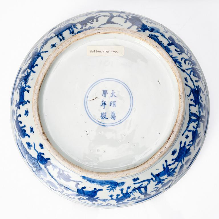 A Chinese blue and white box without cover, Ming dynasty with Wanli mark and period (1572-1620).