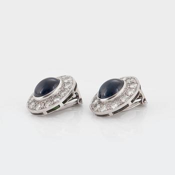 ÖRHÄNGEN med cabochonslipade safirer samt briljantslipade diamanter.