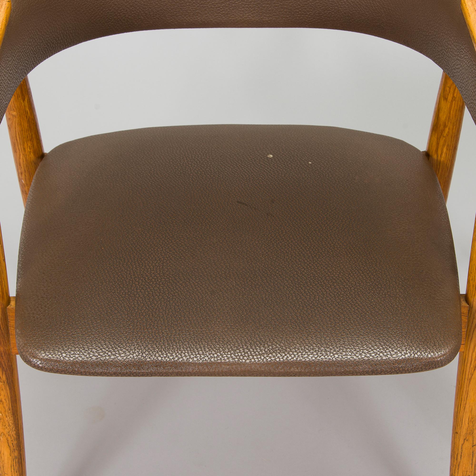 A pair of 1950s chairs.