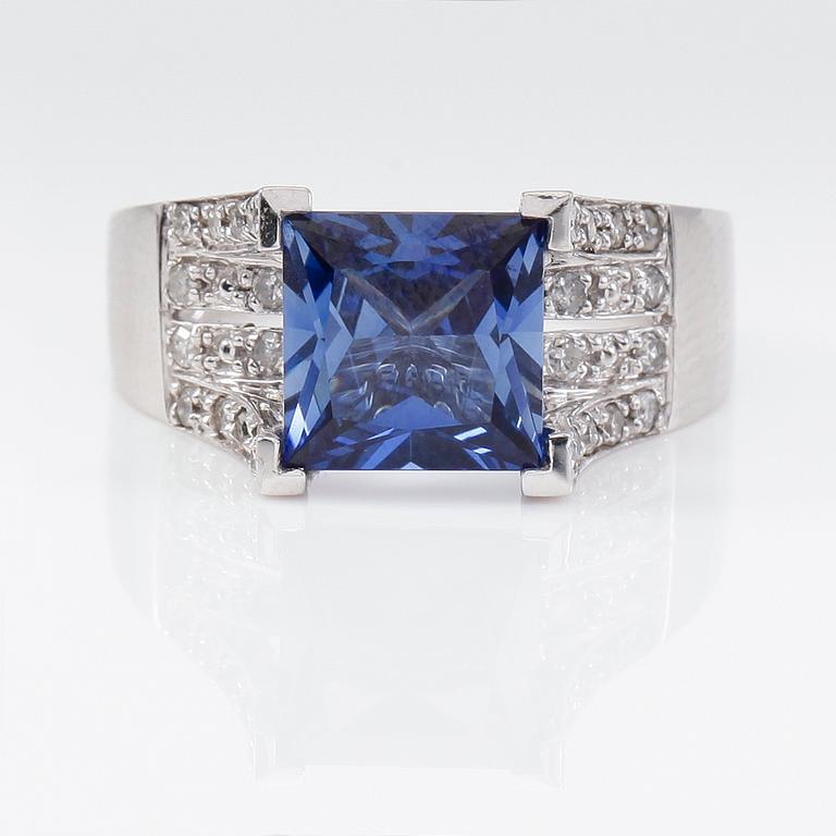 RING, 10K vitguld, diamanter tot ca 0.28 ct. och safir.