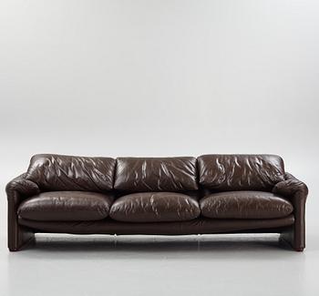 A Vico Magistretti leather sofa, "Maralunga" Cassina, Italy 20th century latter part.