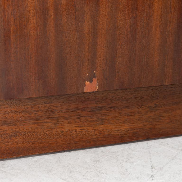 A pair of mahogany veneered bedside tables, Reprodux, England, second half of the 20th Century.