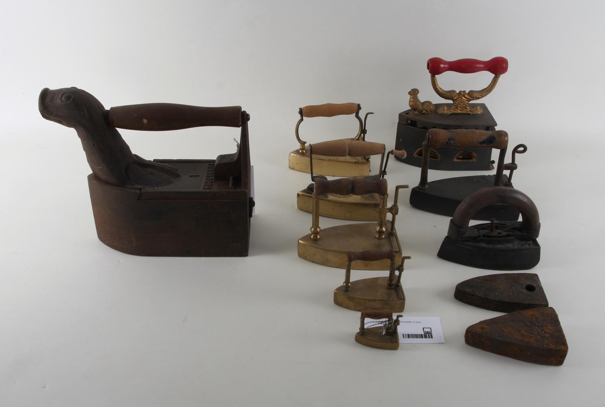 PARTI STRYKJÄRN, 9 delar. Mässing, järn.