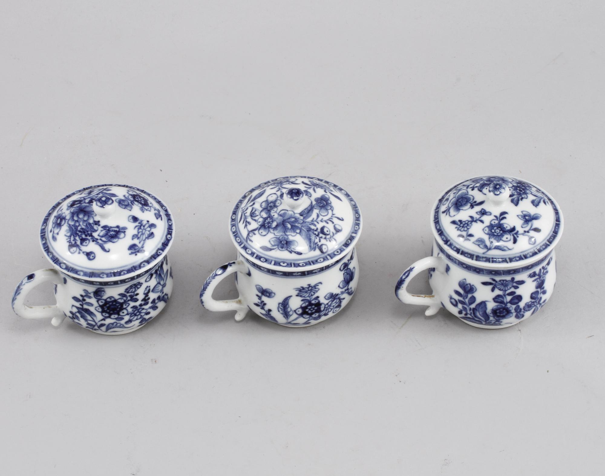 CREMÈKOPPAR, 3 st, porslin, Kina, 1700-tal.