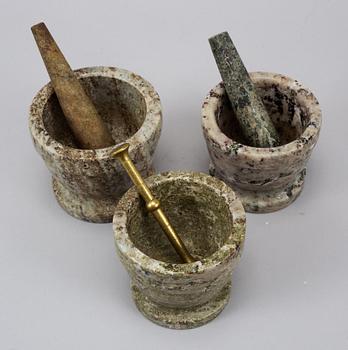 MORTLAR med pistiller, 3 st, kolmårdsmarmor, 1900-tal.