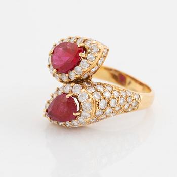 Ring 18K guld med två fasettslipade rubiner och runda briljantslipade diamanter.