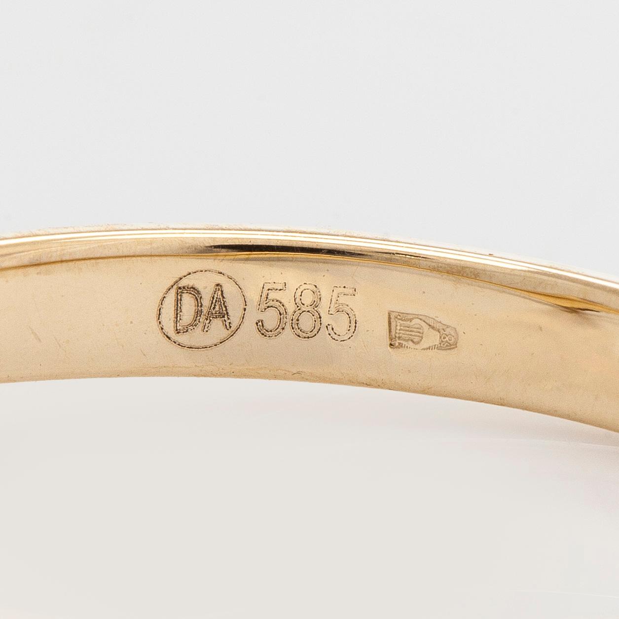 A 14K gold ring set with a brilliant-cut brown diamond. With IGI-report.
