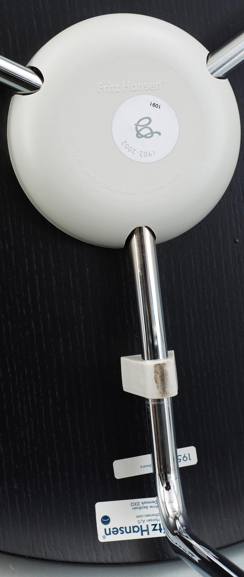BORD, STOLAR samt TAKLAMPA, 5 delar, "3603" resp "Myran", Arne Jacobsen för Fritz Hansen, Jubileums utgåva 2002.