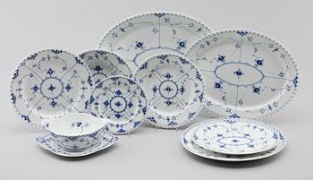 MATSERVIS, 57 delar, porslin, "Musselmalet", Royal Copenhagen.