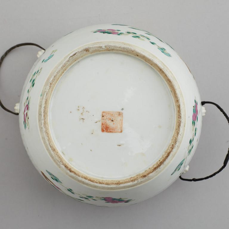 A famille rose jar with cover, late Qing dynasty, circa 1900.